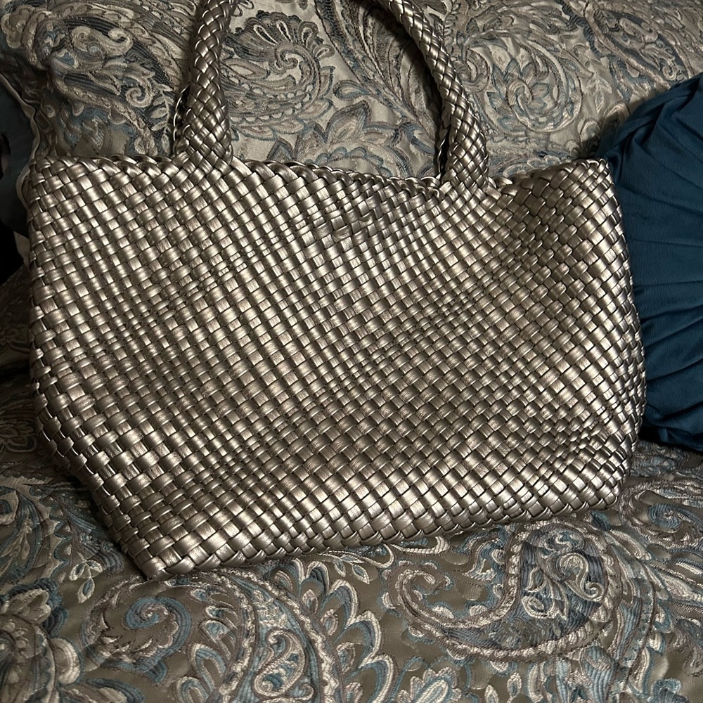 Woven Leather Bag. No scratches or stains. Rarely used. Measurements in photos. - Picture 4 of 15